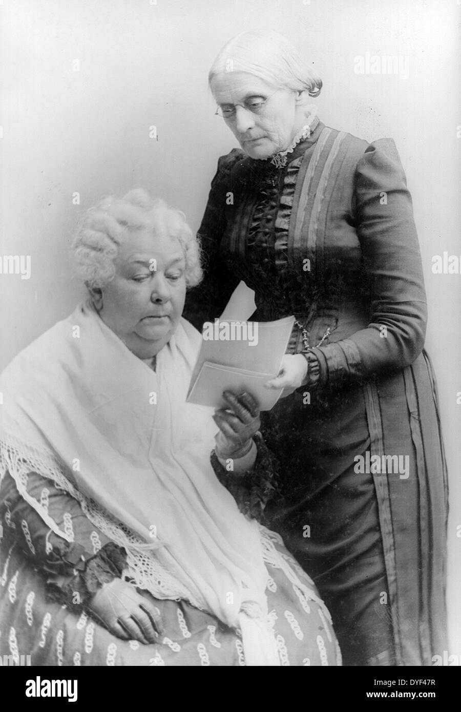 Elizabeth Cady Stanton, sentado, y Susan B. Anthony, de pie, de tres cuartos de longitud vertical de 1900. Foto de stock