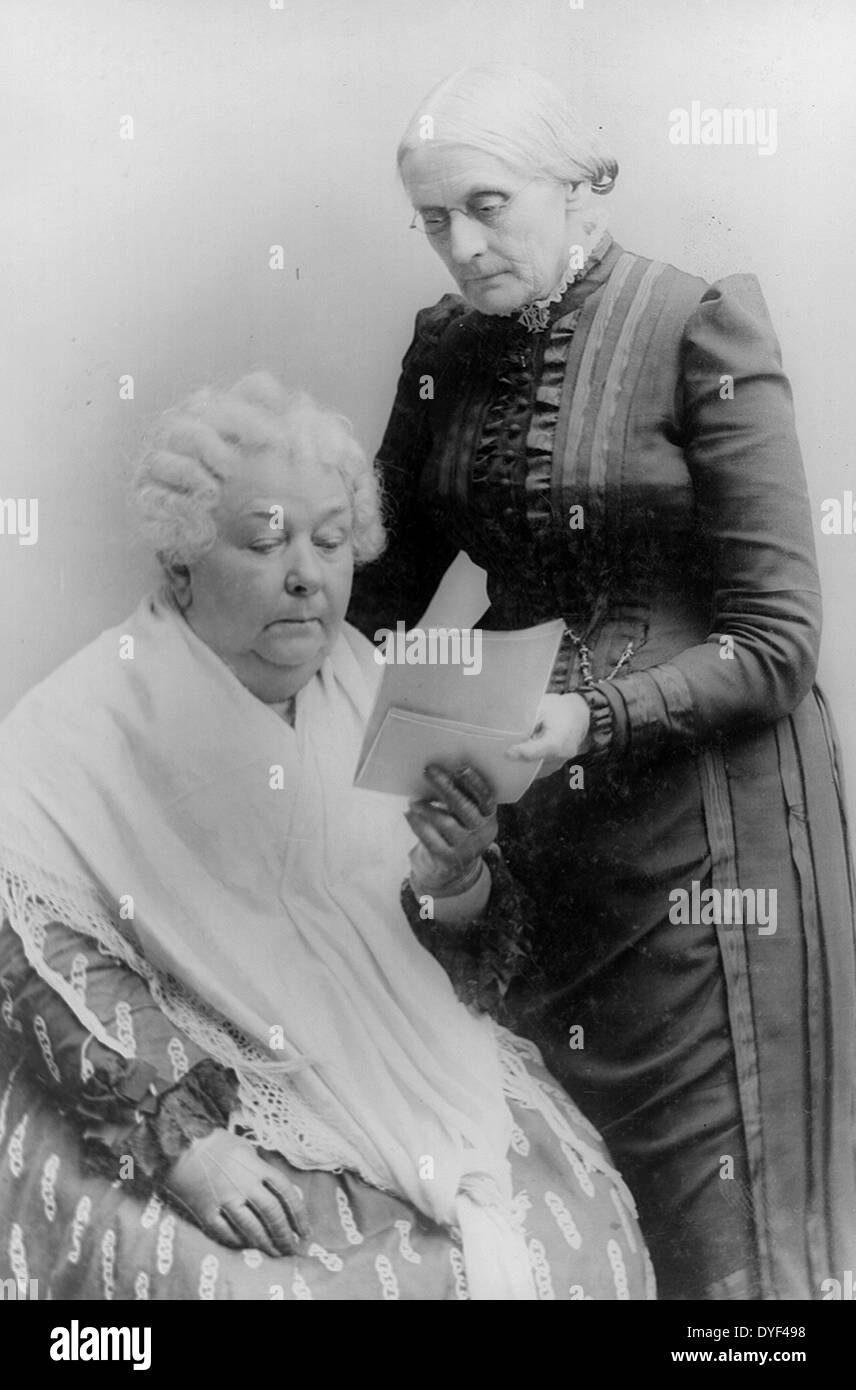 Elizabeth Cady Stanton, sentado, y Susan B. Anthony, de pie, de tres cuartos de longitud vertical. Entre 1880 y 1902. Foto de stock