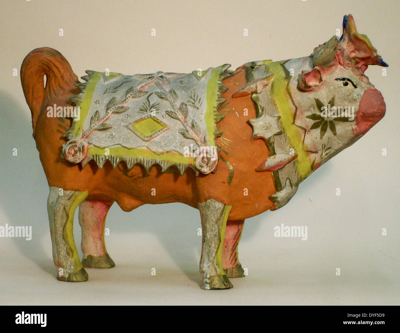 Bull mexicanas, cerámica pintada por potter Modesta Fernandez de Metepec,  al oeste de la Ciudad de México Fotografía de stock - Alamy