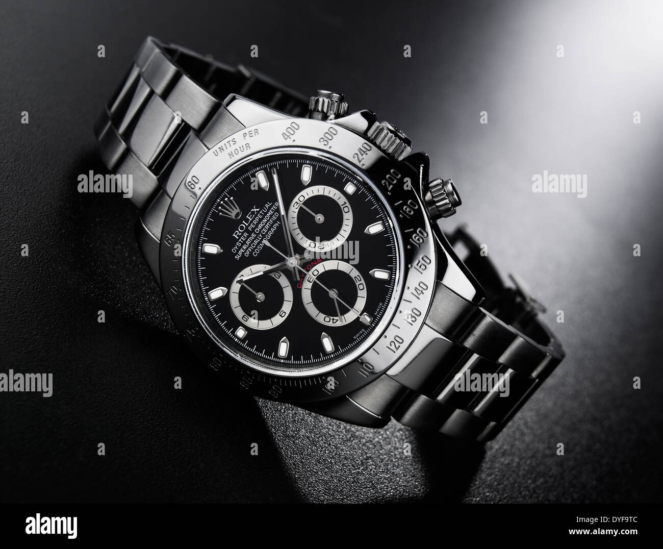 Un costoso Rolex de metal sobre un fondo negro Fotografía de stock Alamy