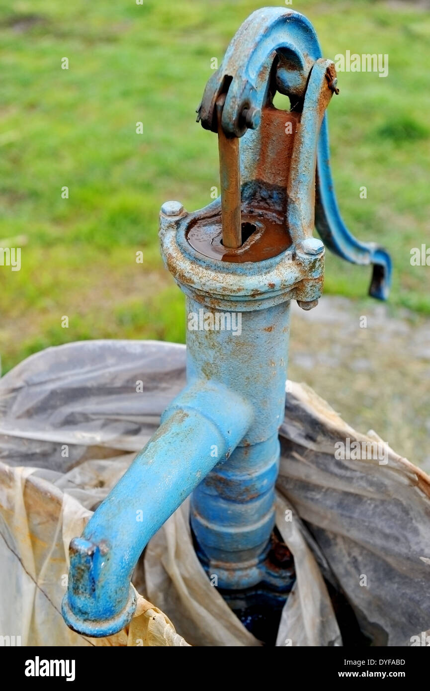 Vieja y oxidada bomba de agua manual Foto de stock