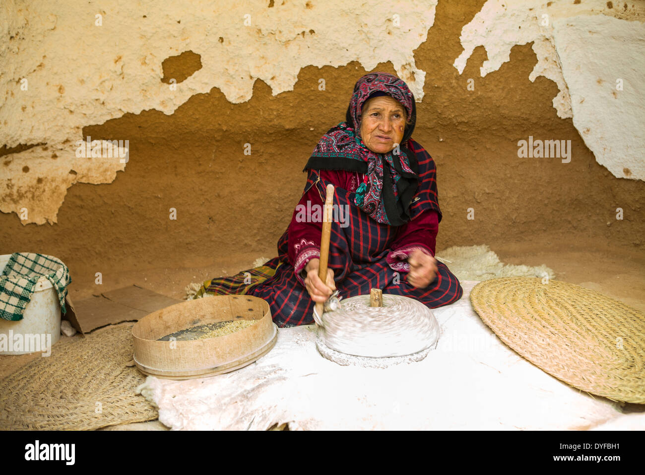 Una mujer bereber esmerilado para preparar harina para pan. Foto de stock