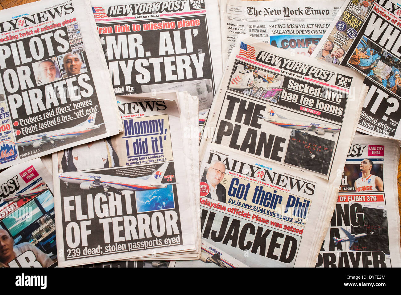 La Ciudad de Nueva York los diarios durante varios días, informe sobre la desaparición del vuelo de Malasia 370 Foto de stock