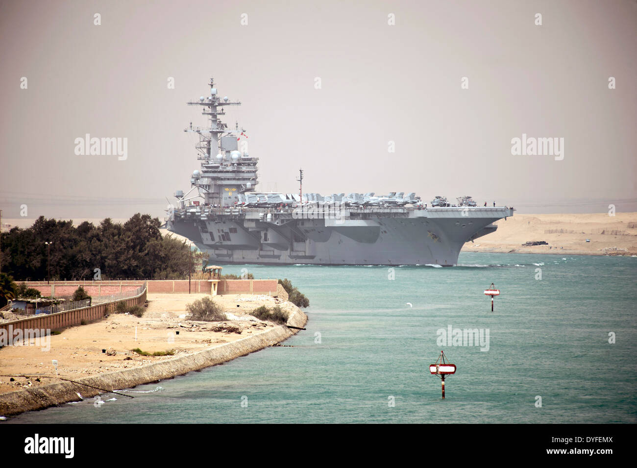 US Navy portaaviones USS George H.W. Bush los tránsitos por el Canal de Suez, el 18 de marzo de 2014 en Egipto. Foto de stock