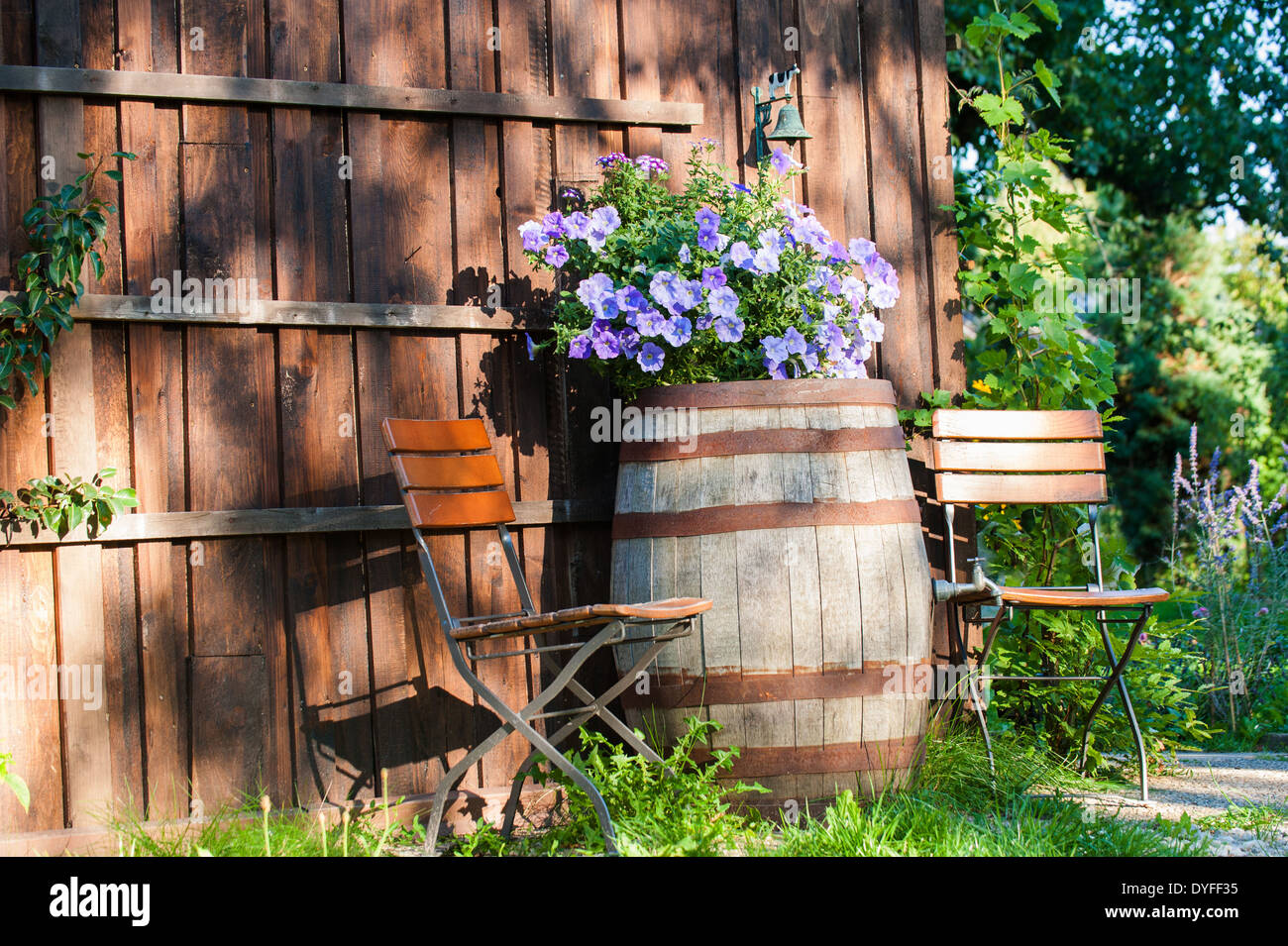 Jardín idilio con madera vieja camisa y dos sillas Foto de stock