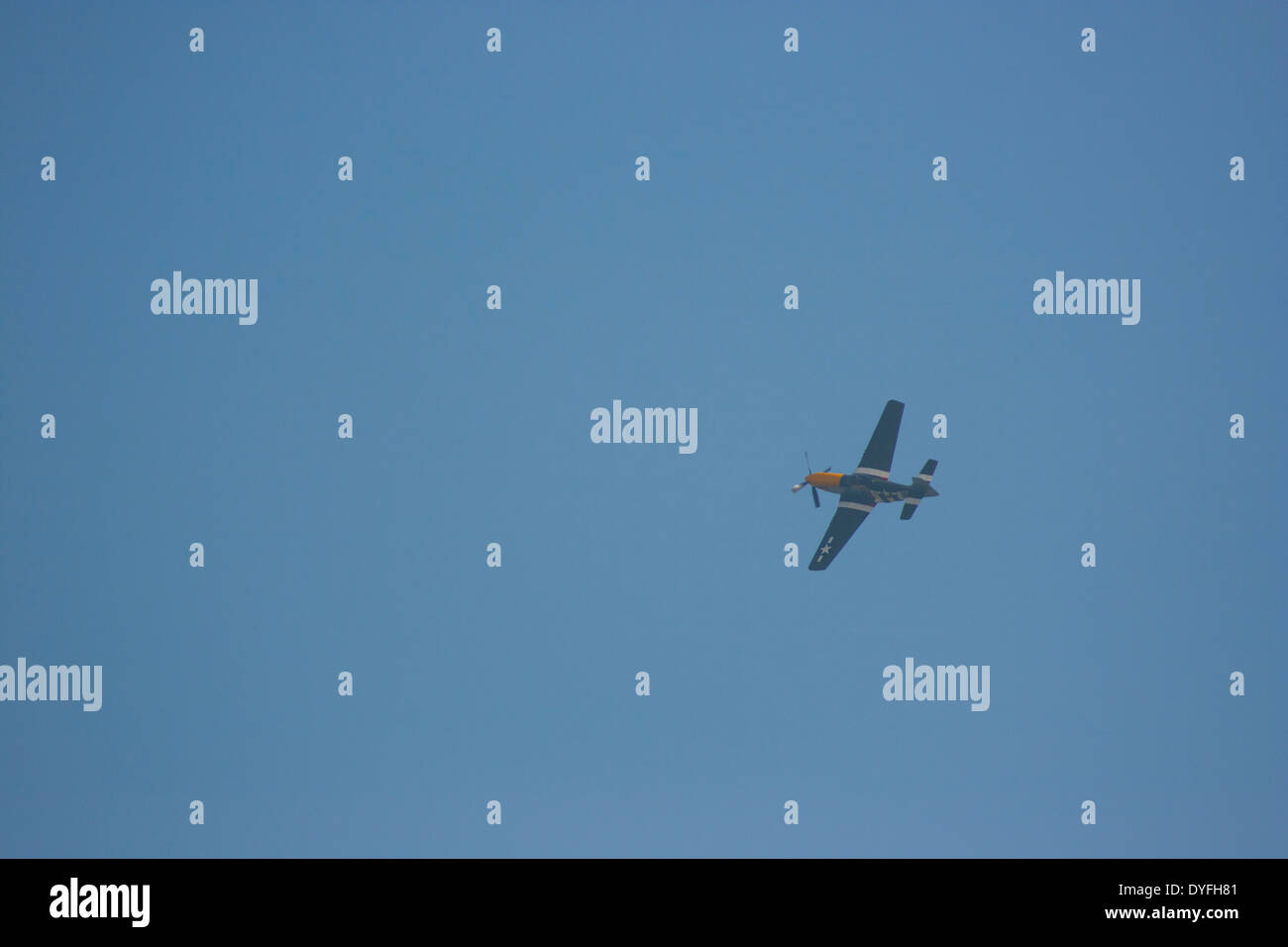 P-51 Mustang volando en Clacton Air Show, agosto de 2013 Foto de stock