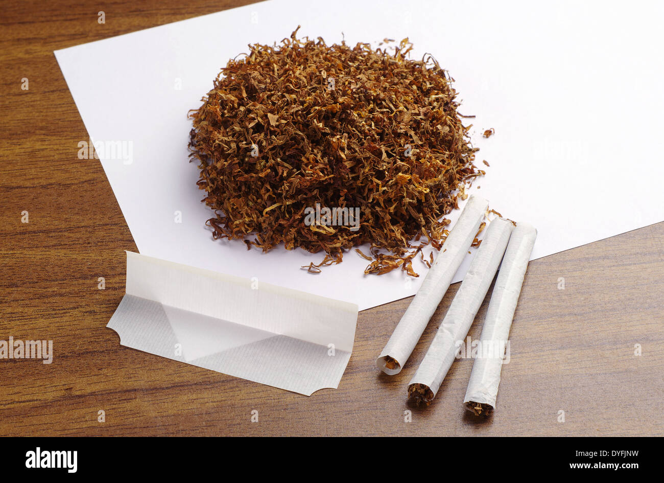 Mano el tabaco de liar, papel y filtros para hacer los cigarrillos en  madera rústica Fotografía de stock - Alamy