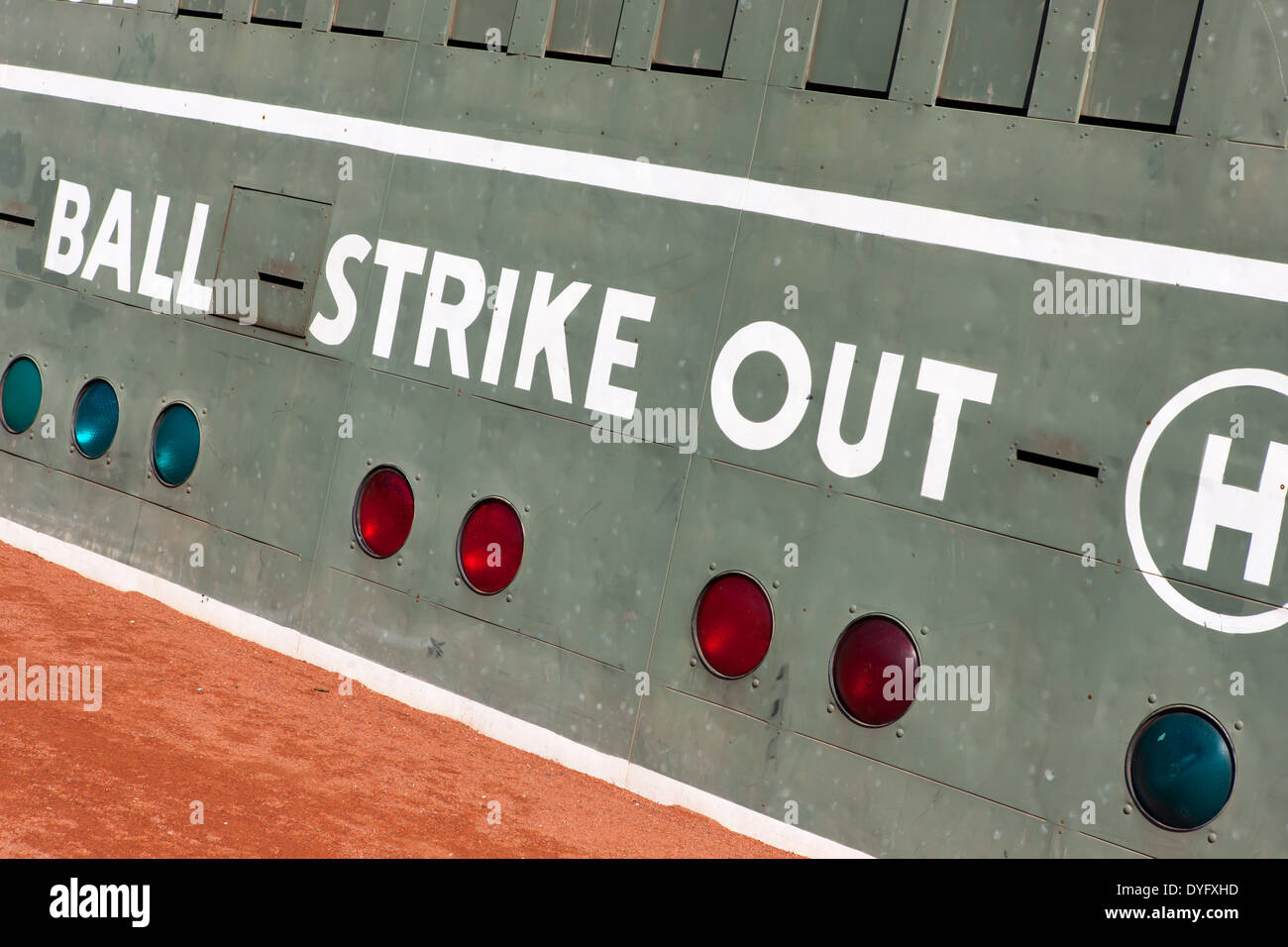 Marcador mostrando las bolas, huelgas y tinta en el monstruo verde en el Fenway Park en Boston, Massachusetts. Foto de stock