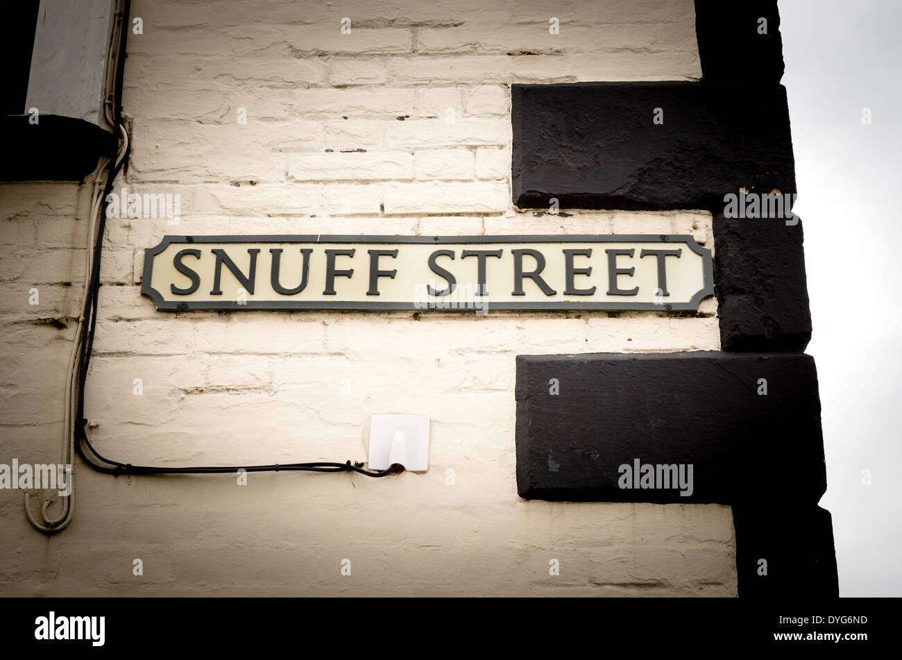 El rapé en la placa de nombre de calle ciudad inglesa reflejando la industria histórico desaparecido hace mucho tiempo Foto de stock