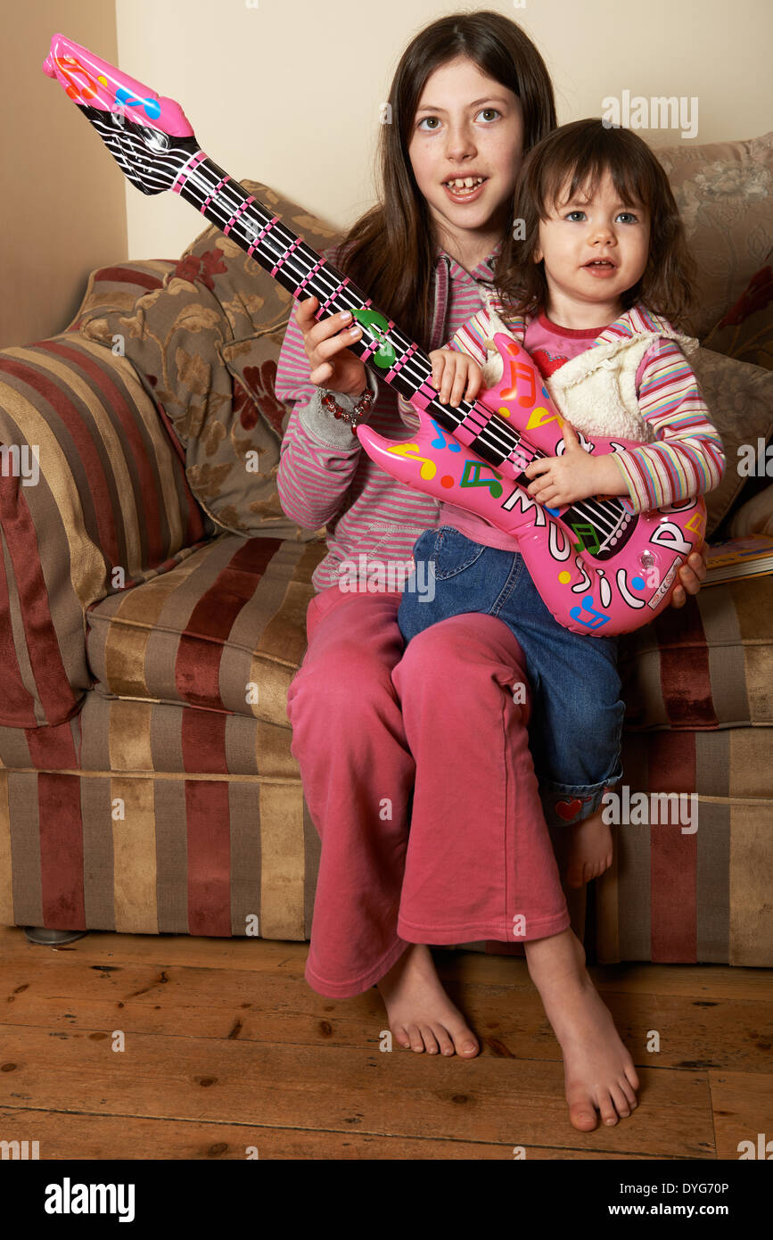 Guitarra inflable fotografías e imágenes de alta resolución - Alamy