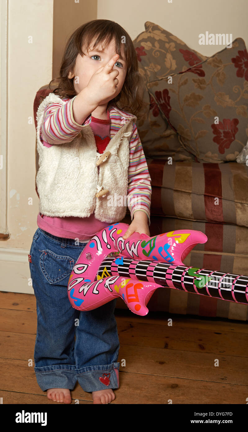 2-años de edad, niña jugando con la guitarra hinchable Fotografía de stock  - Alamy