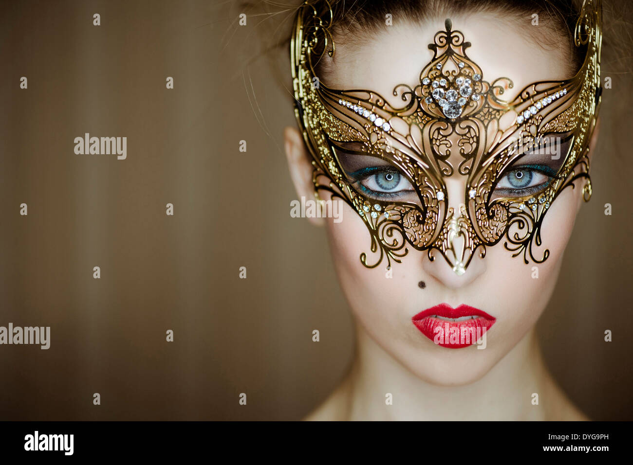 Junge, blonde Frau mit goldener, venezianischer Maske - Mujer con máscara  veneciana Fotografía de stock - Alamy