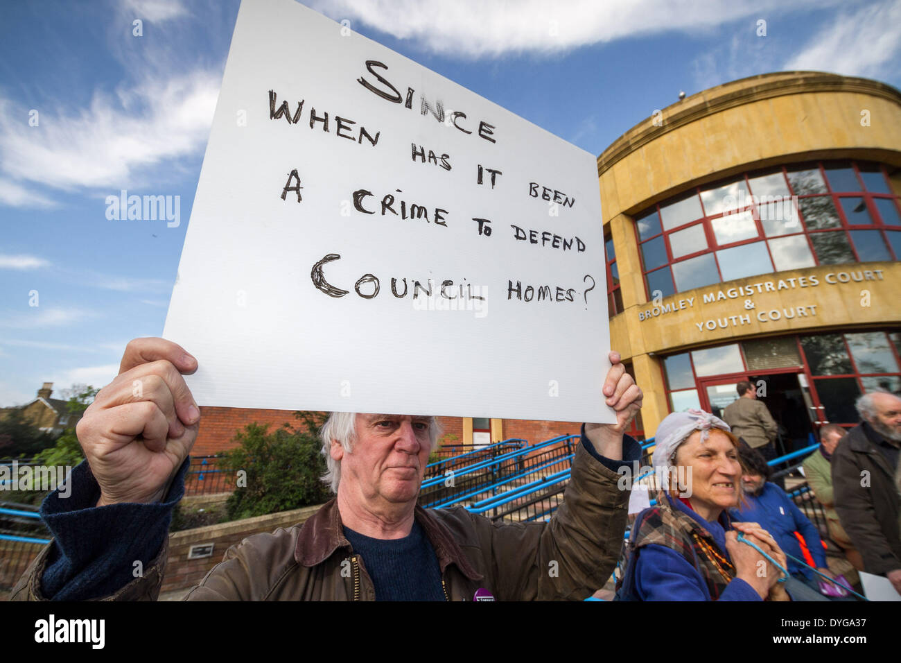 Los miembros y simpatizantes de Lewisham personas antes que el beneficio de terceros (PB4P) fuera del Tribunal de Magistrados de Bromley Kent mostrando apoyo a PB4P high profile miembro: John Hamilton, quien se enfrenta a cargos de daños a la propiedad pública en el sureste de Londres. Foto de stock