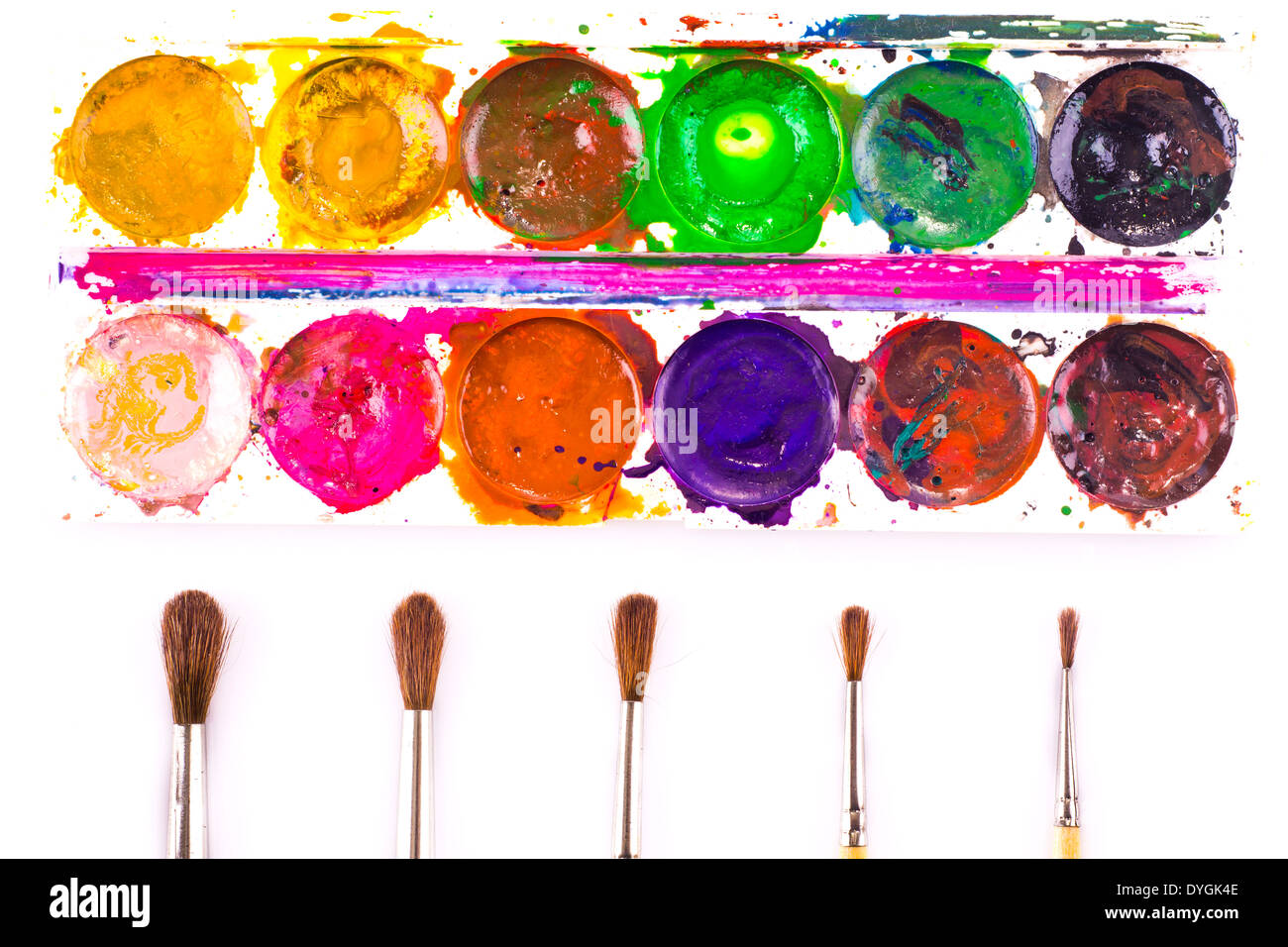 Usa acuarelas agua color (acuarela) set de pintura para niños cerca,  aislado (recorte) en blanco Fotografía de stock - Alamy