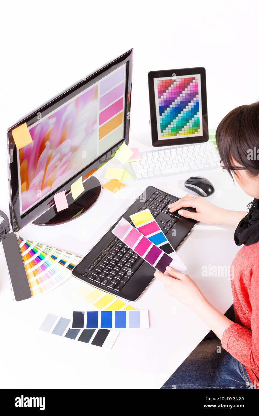 Diseñador gráfico en el trabajo. Las muestras de color. Foto de stock