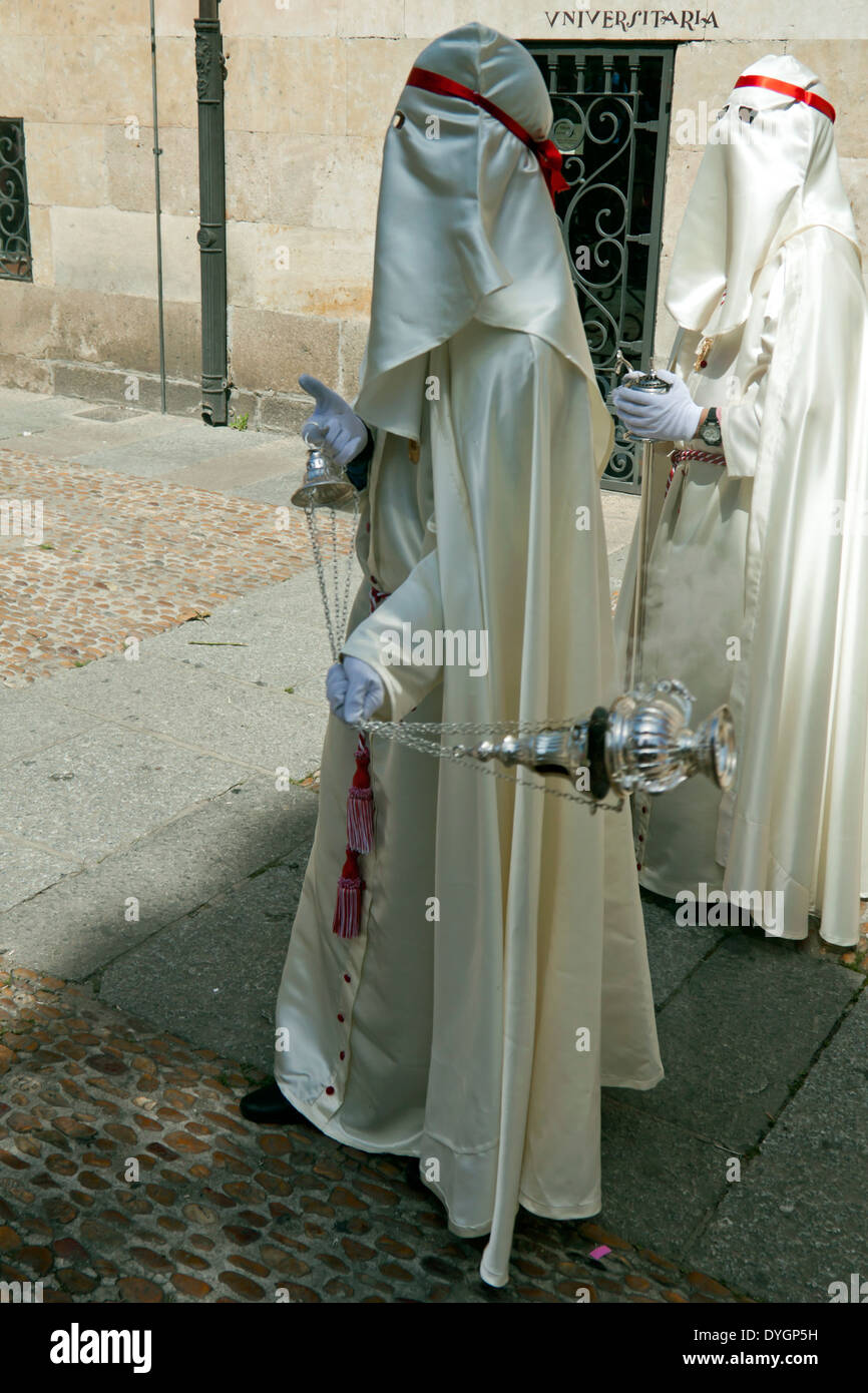 Hombres vestidos con túnica blanca y capucha llevaba un difusor de incienso  en la procesión del Domingo de Ramos durante la Semana Santa, Salamanca,  España Fotografía de stock - Alamy