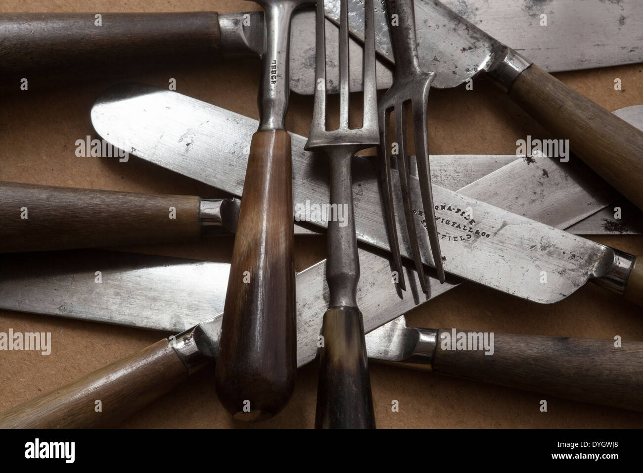 Los cuchillos y tenedores del siglo XIX. Foto de stock
