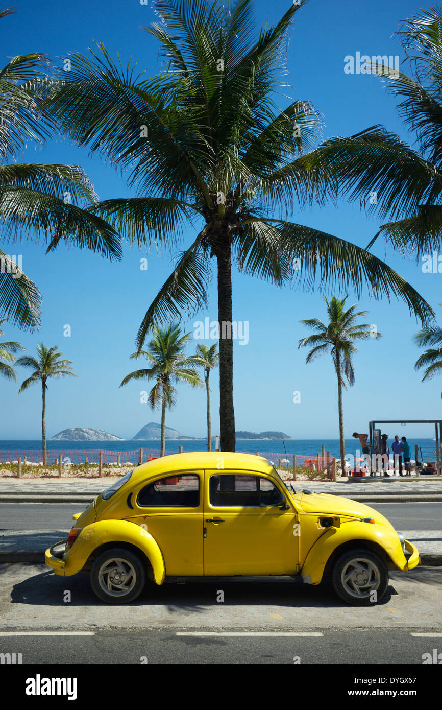 Río de Janeiro, Brasil - 6 de febrero de 2014: amarillo antiguo escarabajo Volkswagen tipo 1, conocido localmente como fusca, estacionado en la parte frontal del IPA Foto de stock