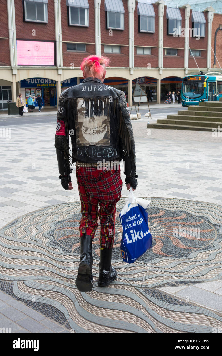 Punk con UK decay en la parte trasera de la chaqueta de cuero y brazalete de la esvástica. Inglaterra, Reino Unido. Foto de stock