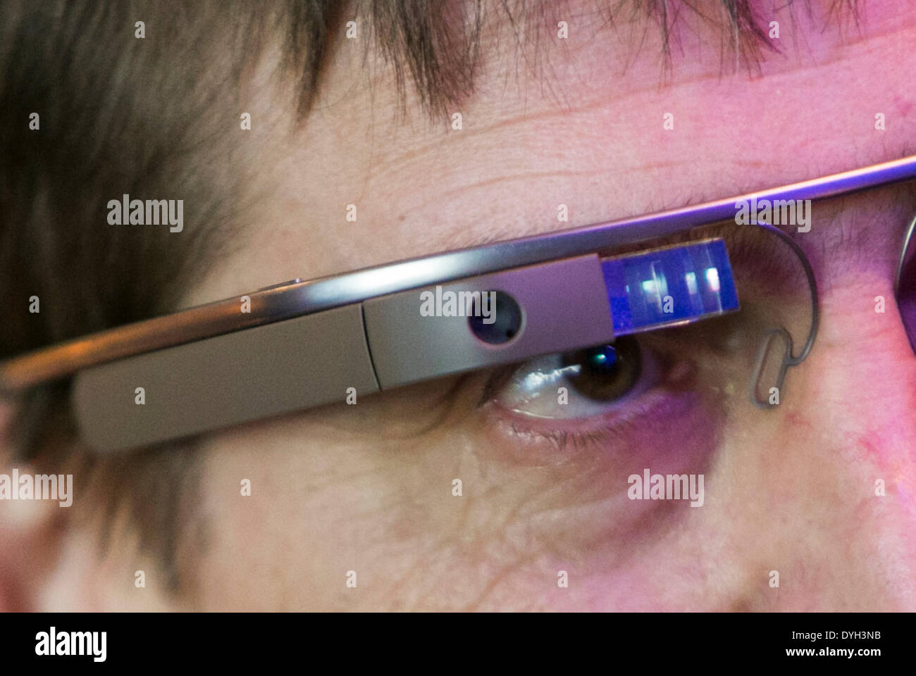 Washington, DC, ESTADOS UNIDOS DE AMÉRICA . 17 abr, 2014. Un individuo usando Google Glass asiste a un club económico de Washington, evento en el centro de Washington, DC el 17 de abril de 2014. Crédito: Kristoffer Tripplaar/Alamy Live News Foto de stock