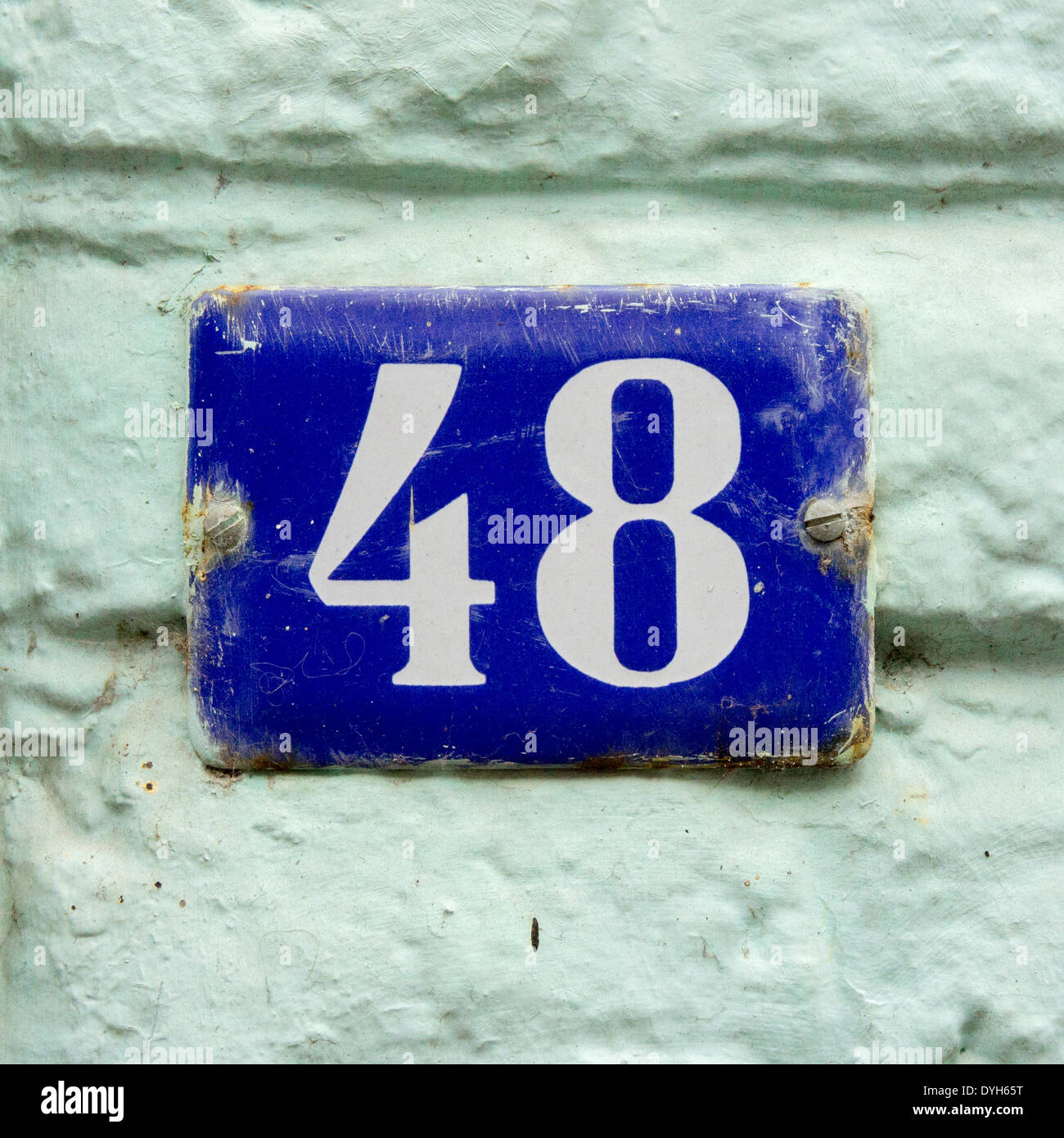 Esmaltado en casa número cuarenta y ocho. Letras blancas sobre fondo azul. Foto de stock