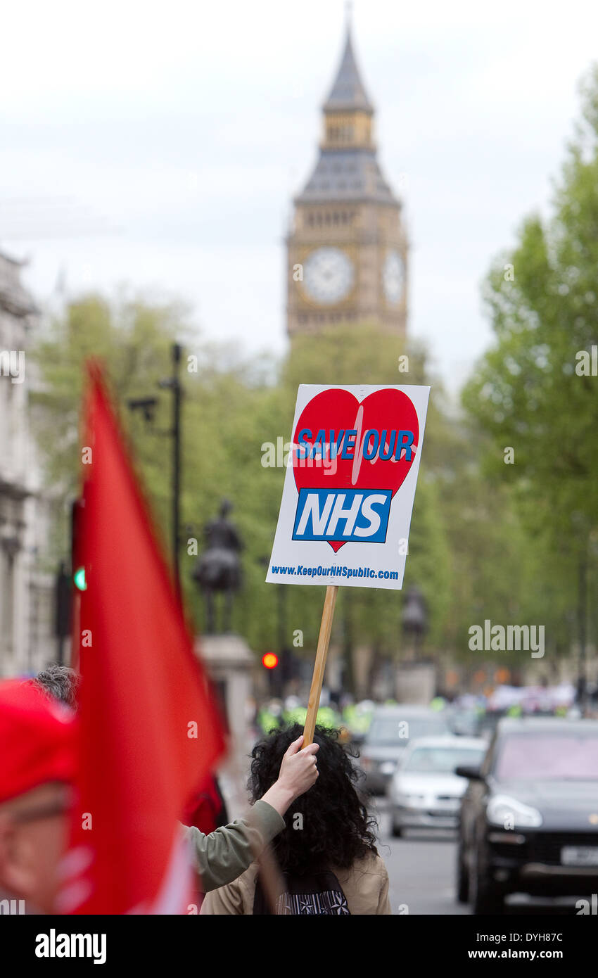 NHS marzo en Londres para protestar contra los recortes al NHS Foto de stock