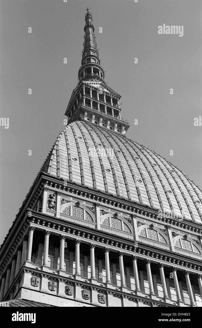 Torino, la Mole Antonelliana. La alta cúpula, construido por Alessandro Antonelli. Actualmente alberga el museo nacional del cine. Foto de stock