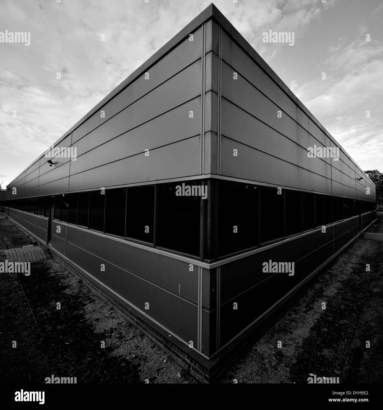 La imagen en blanco y negro del borde de un edificio de oficinas Foto de stock