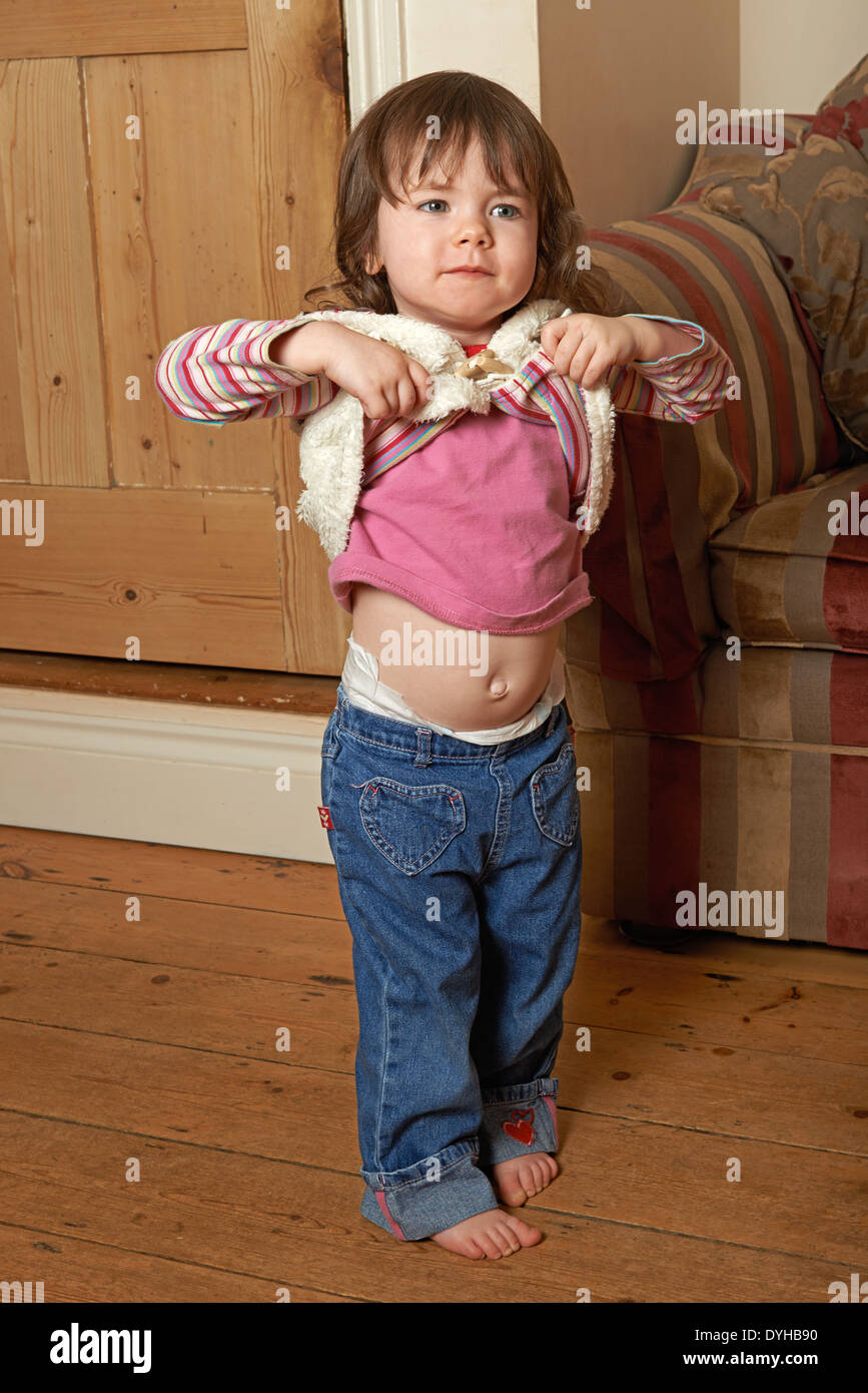 Niña de 2 años de edad mostrando el vientre Fotografía de stock