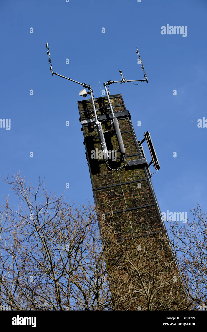 Una torre con las antenas conectadas Foto de stock