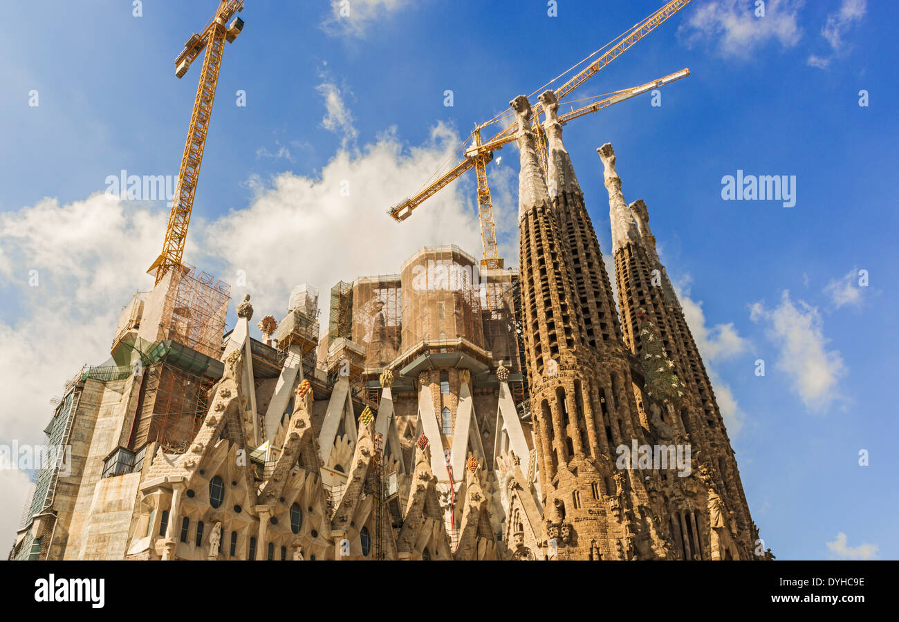 La Sagrada Familia, el icónico edificio de la Catedral de Barcelona. Antoni Gaudí dedica sus últimos cuarenta años neogótica Catedral Foto de stock