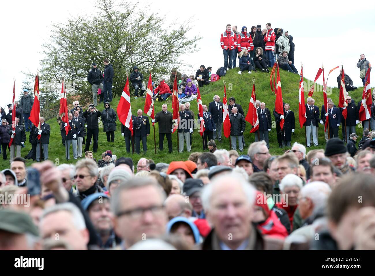 Sonderborg, Dinamarca. 18 abr, 2014. Las personas toman parte en la ceremonia para conmemorar el 150º aniversario de la batalla de Dybbol en Sonderborg, Dinamarca, 18 de abril de 2014. Hace 150 años, los alemanes y los daneses lucharon de Schleswig-Holstein. La guerra culminó con la batalla de Dybbol. El aniversario el 18 de abril será ampliamente celebrado en Dinamarca. Foto: BODO Marca/dpa/Alamy Live News Foto de stock