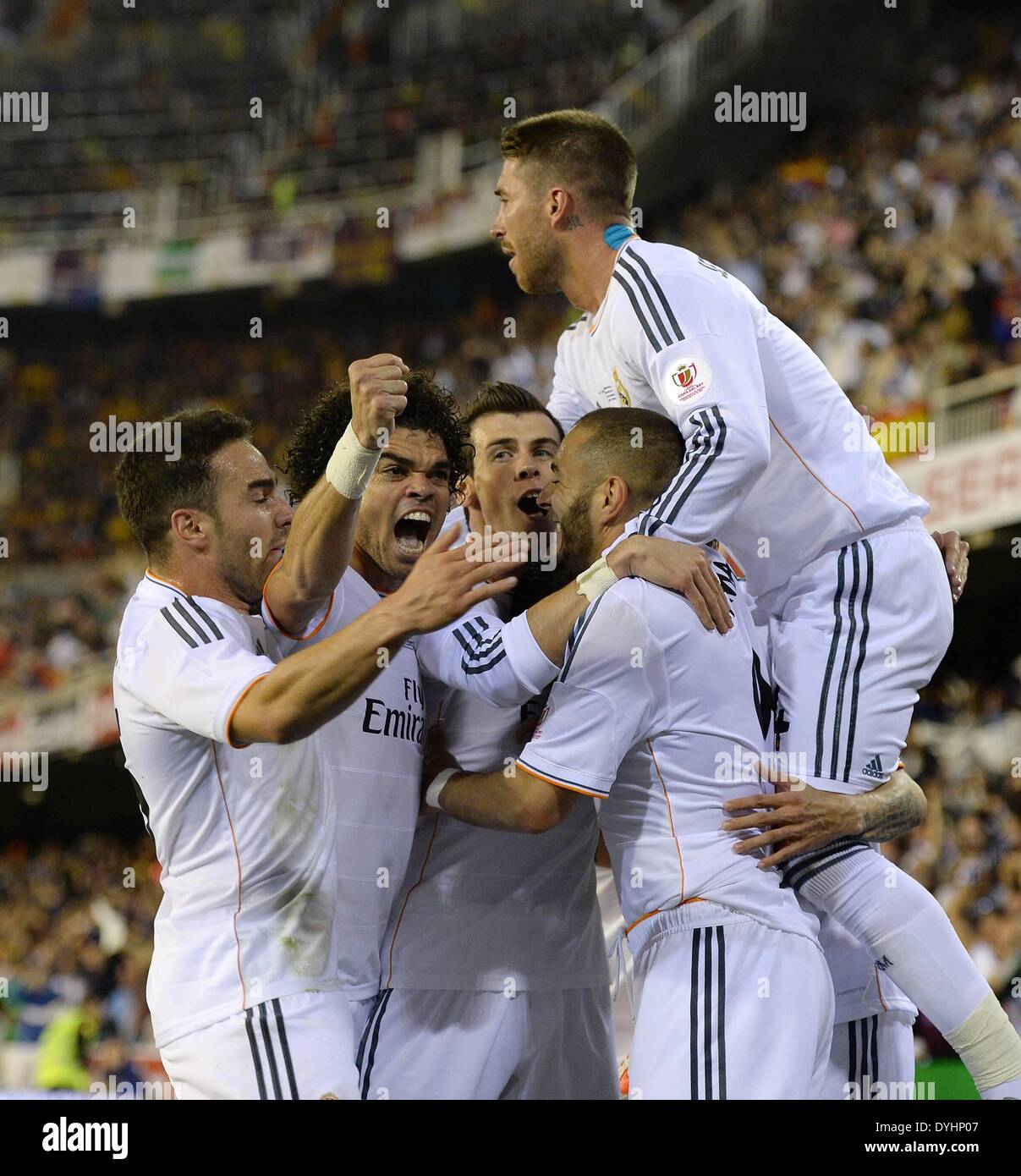 Mestalla, Valencia, España. 16 abr, 2014. Final de la Copa de la Copa del  Rey. Barcelona vs Real Madrid. Daniel Carvajal (li) Pepe, Gareth Bale,  Karim Benzema y Sergio Ramos celebrar su