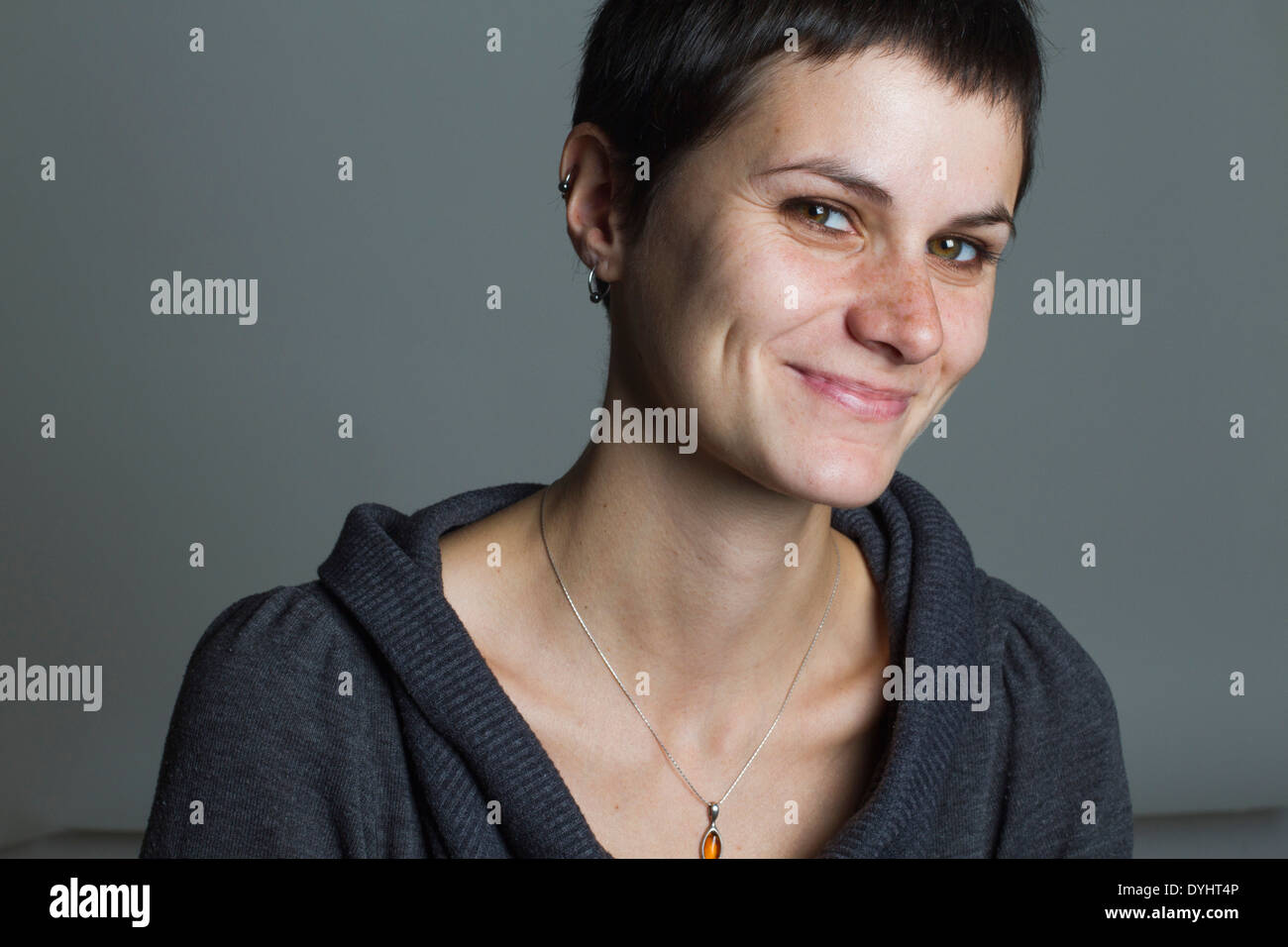 Mujer Sonriente Con El Pelo Corto Cabeza Y Hombros Fotografia De Stock Alamy