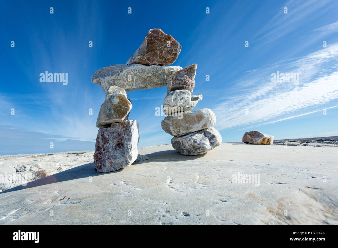 Canadá, Territorio de Nunavut, Inukshuk escultura de piedra de mármol en la isla a lo largo de la Bahía de Hudson Foto de stock