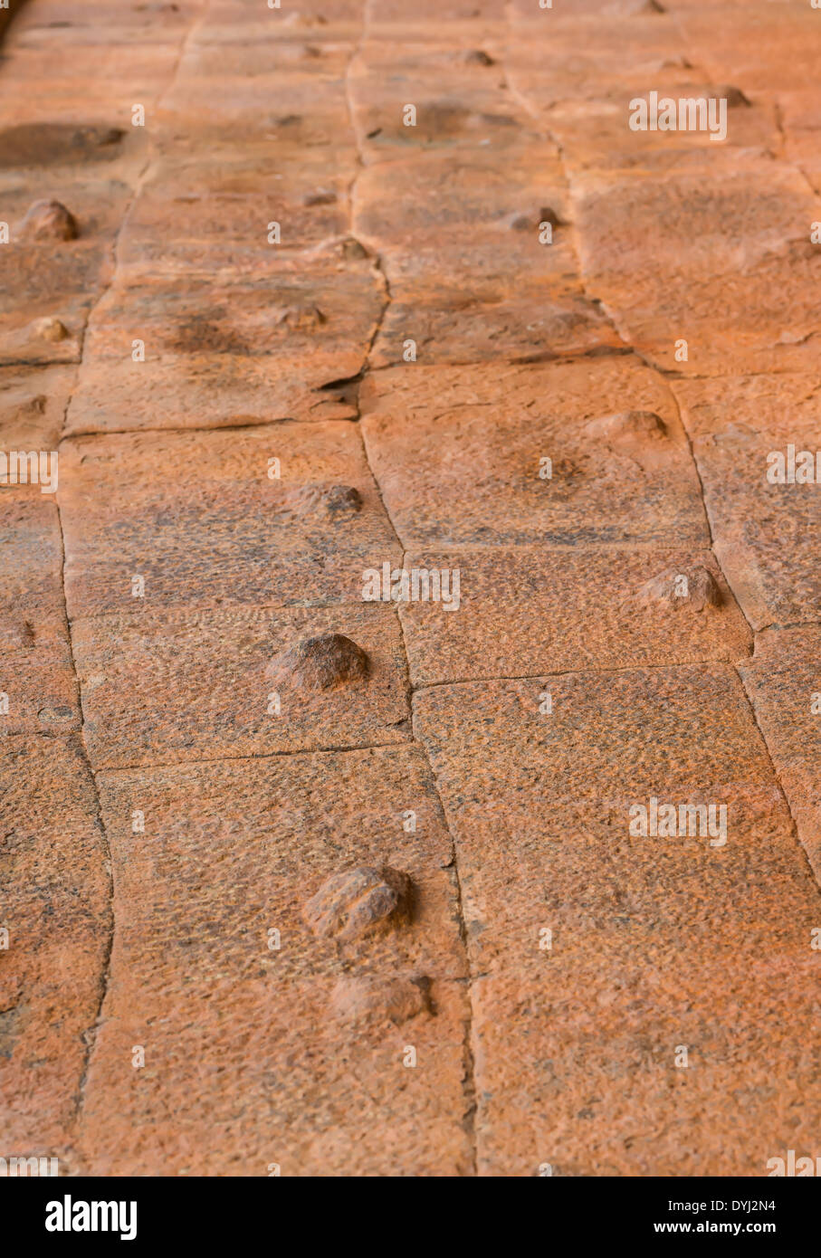 Pared de bloque con protuberancias de fondo, textura de ladrillo Foto de stock