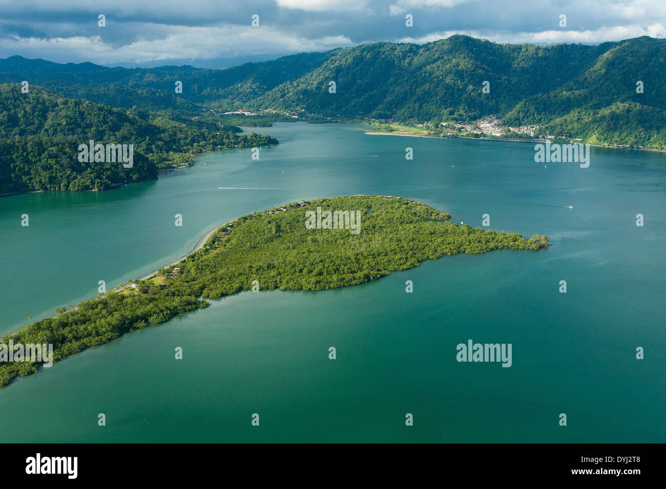 Una vista aérea de la entrada a las islas y la Bahía de Golfito y el