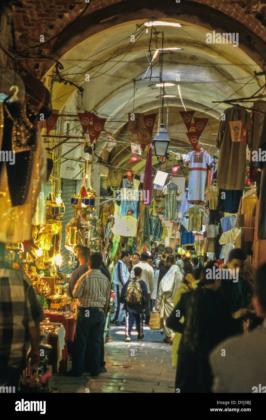 Túnez. Medina de Túnez. Souk. Escena callejera. Pasillo abovedado. Foto de stock