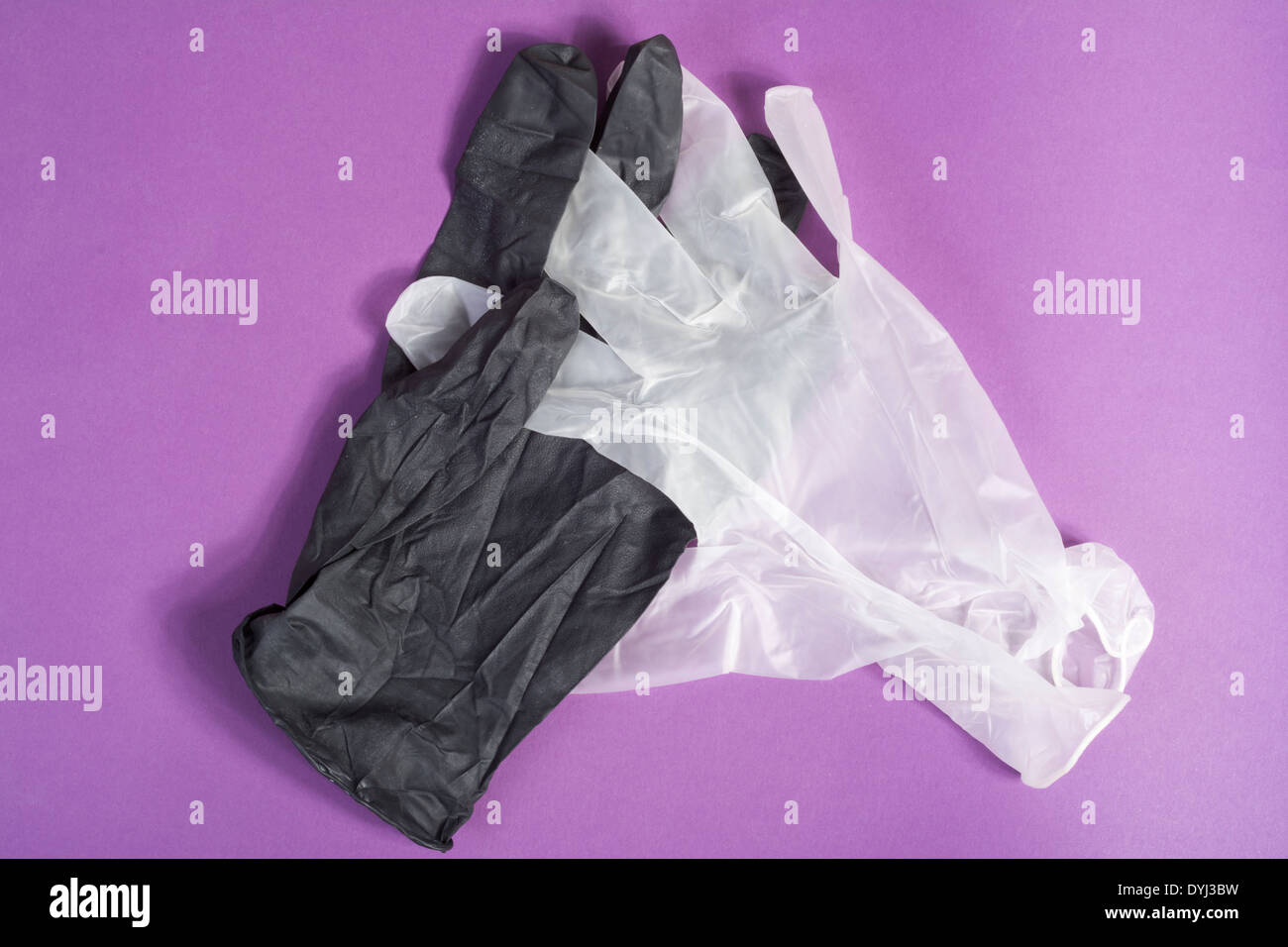 Guantes desechables de goma en blanco y negro sobre fondo morado Fotografía  de stock - Alamy