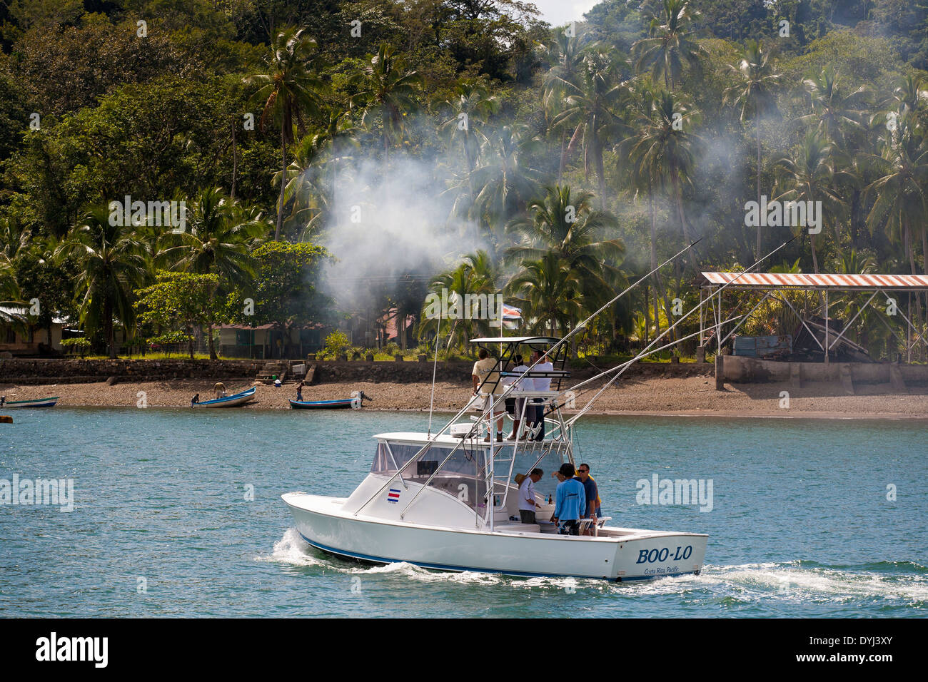 Un pequeño bote de pesca deportiva en la Bahía de Golfito transporta  turistas para un viaje de turismo de Golfito, Costa Rica Fotografía de  stock - Alamy
