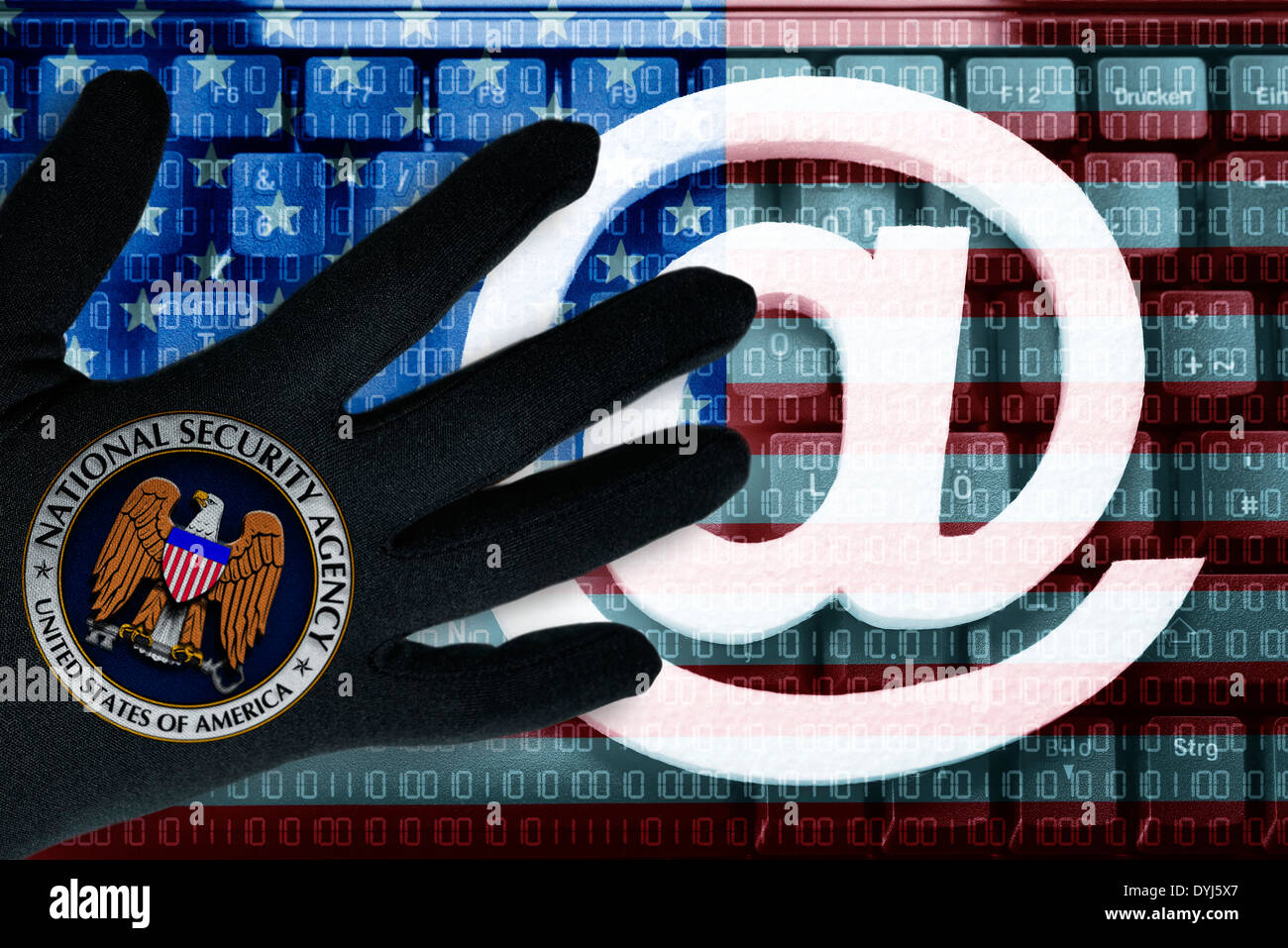 At-Zeichen auf einer Tastatur und schwarze mano mit NSA-Símbolo, des-Geheimdienstes Datensammlung EE.UU. Foto de stock