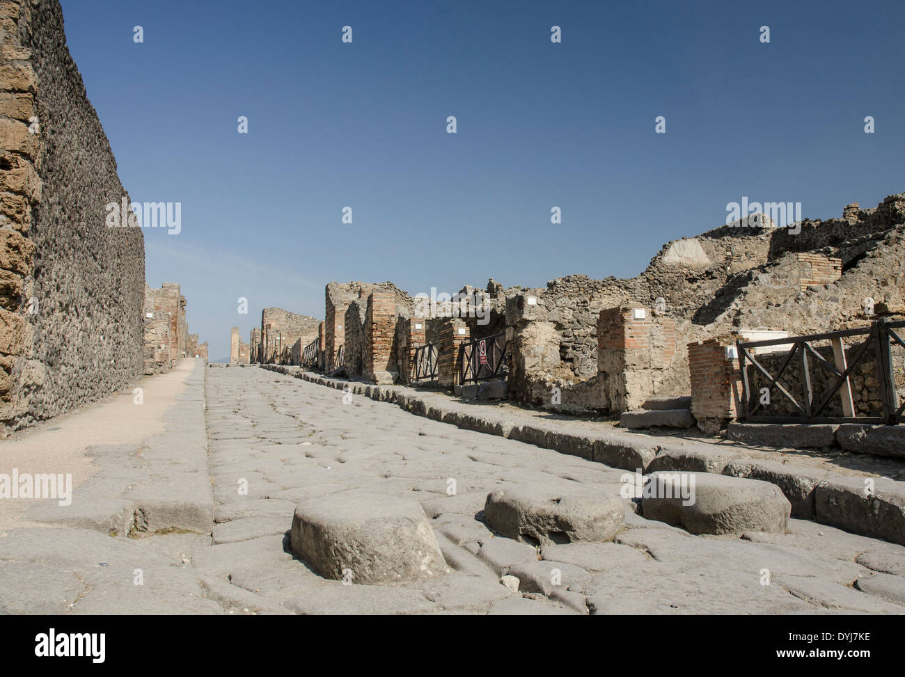 En el Stepping Stones Via Stabiana en las ruinas romanas de Pompeii Foto de stock