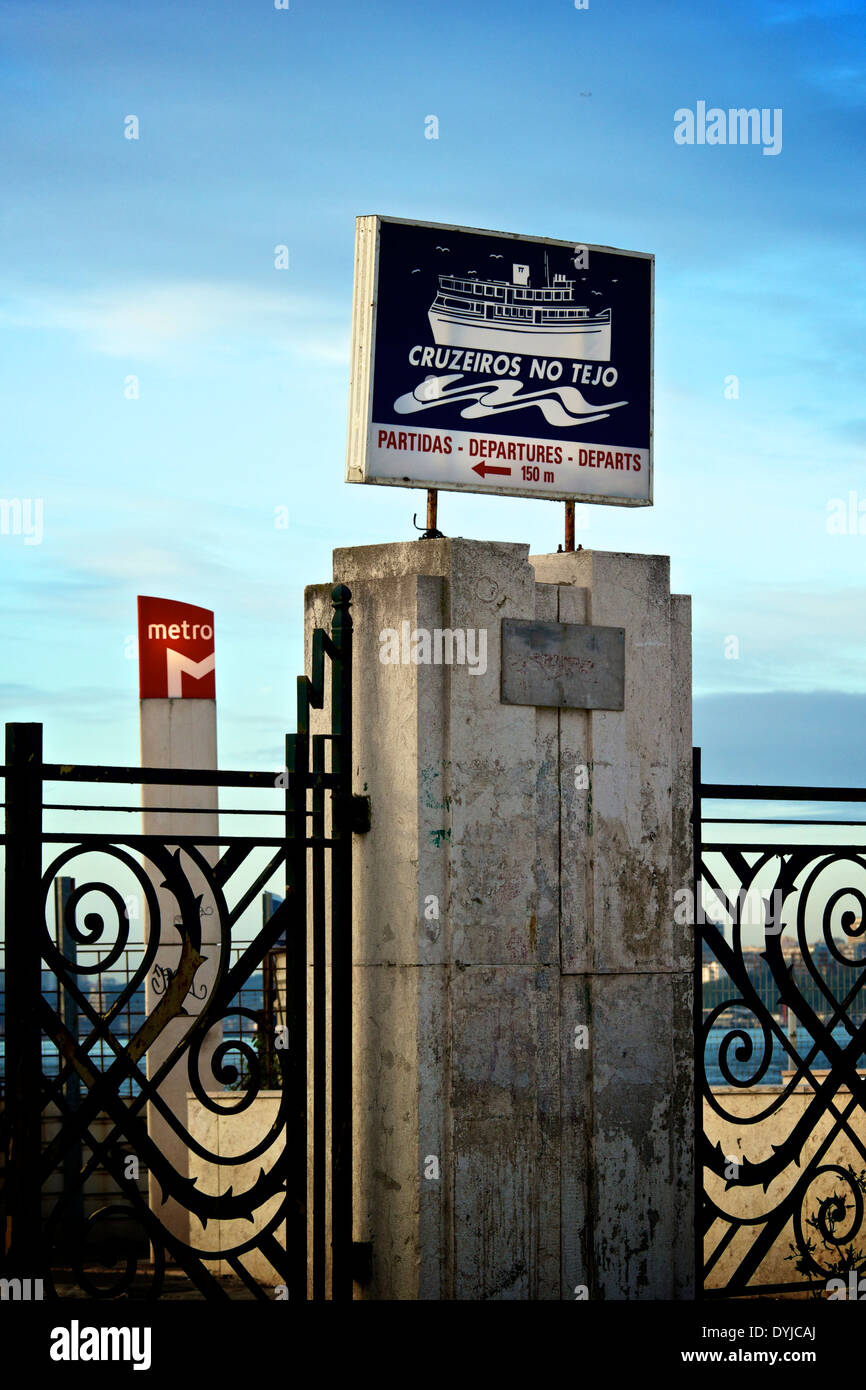 Llegada Salida Ferry y metro signos en la Costanera Río al amanecer Lisboa Portugal Europa occidental. Foto de stock