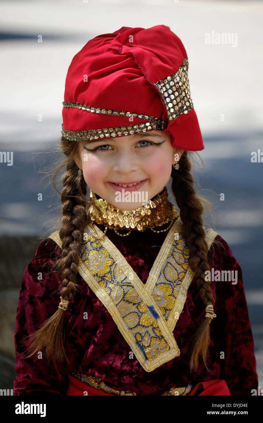 Una niña en traje tradicional traje en la República de Georgia Fotografía  de stock - Alamy