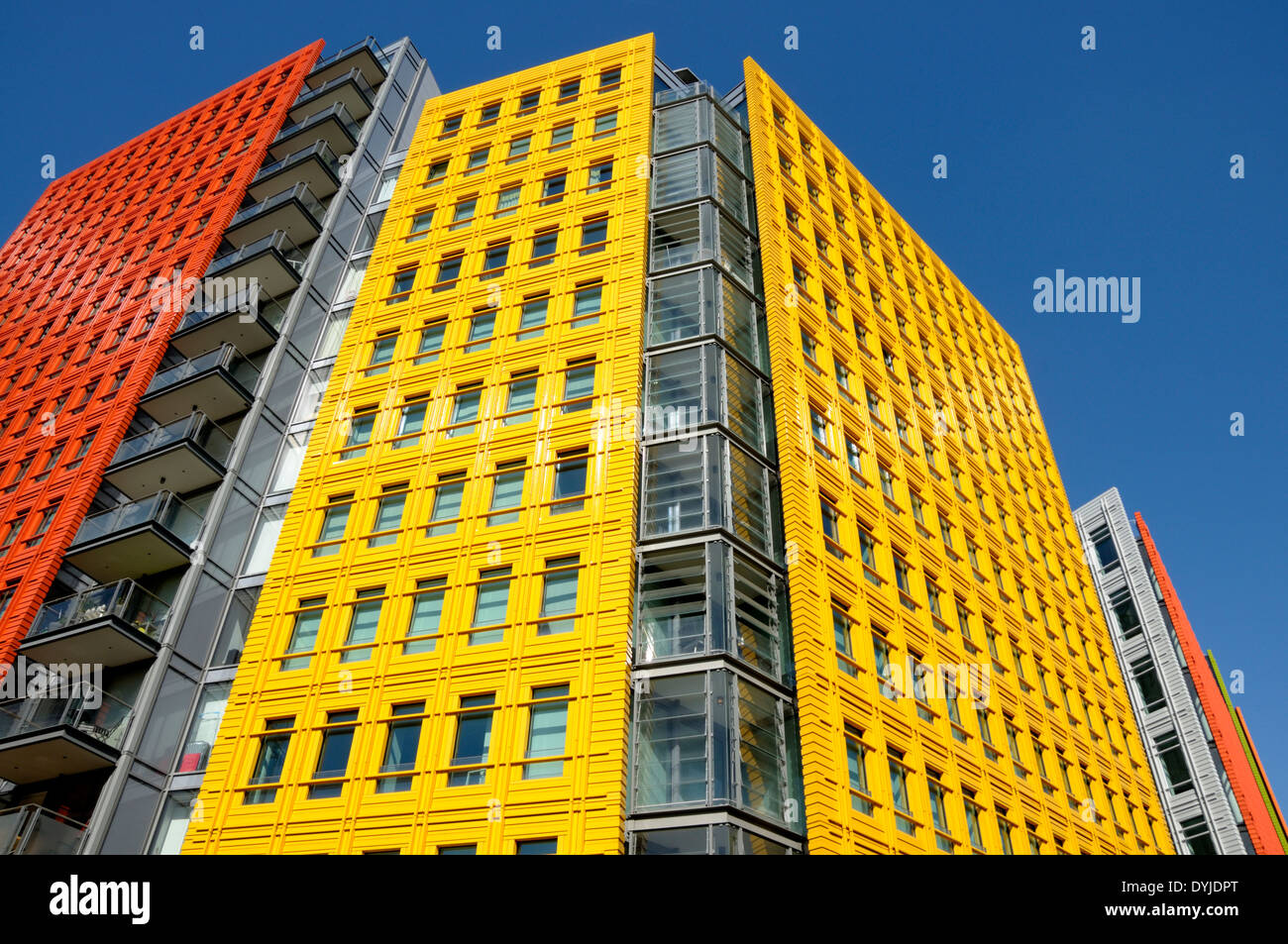 Londres, Inglaterra, Reino Unido. Central; St Giles - edificios de oficinas / restaurantes (Renzo Piano) en el St Giles High Street, Camden. Foto de stock