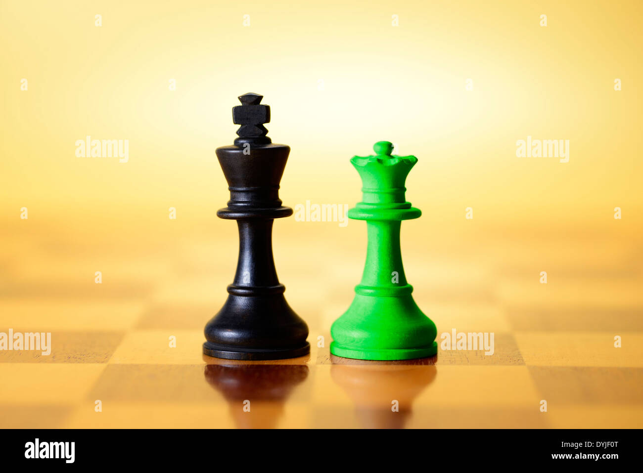 Schwarze und grüne Schachfigur, Schwarz-grüne Koalition Symbolfoto Foto de stock
