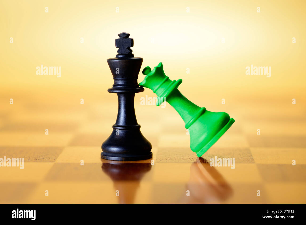 Schwarze und grüne Schachfigur, Schwarz-grüne Koalition Symbolfoto Foto de stock