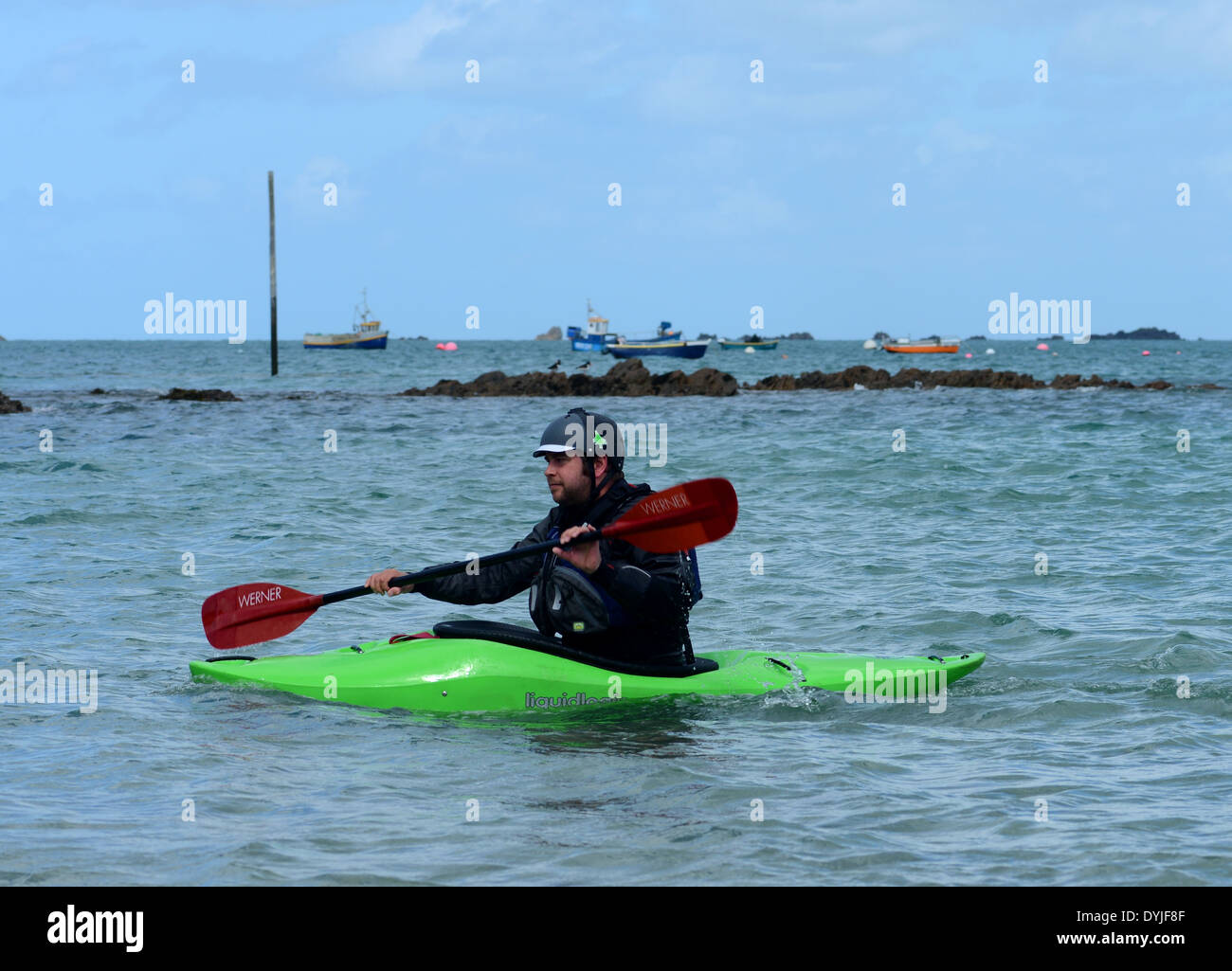 Hombre en kayak de mar Foto de stock