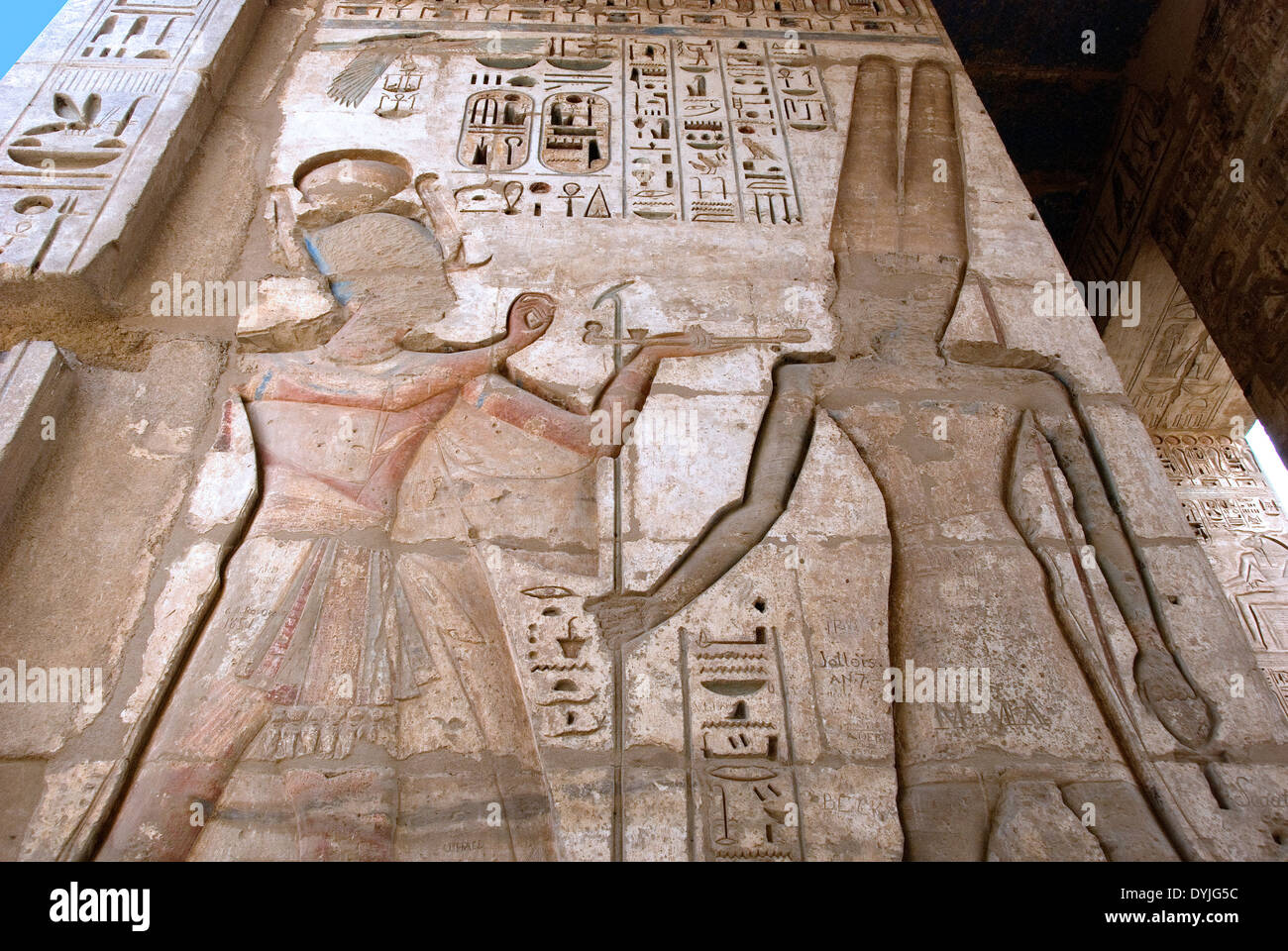 Templo funerario de Ramsés III en Medinet Habu:el rey incienso al dios Amon-Ra Foto de stock