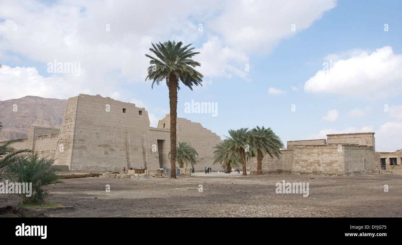 Templo de Ramsés III (1198-1167 A.C. - XX° Dyn.) en Medinet Habu: vista general. Foto de stock
